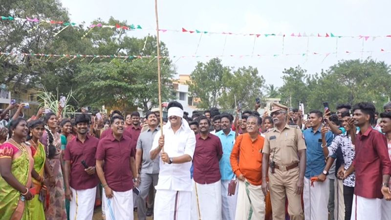 Minister anbil mahesh poyyamozhi pongal celebration with trichy college students smp