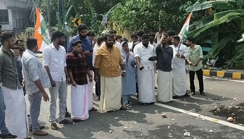 youth congress protest against Kollam MLA for delay in announced projects etj