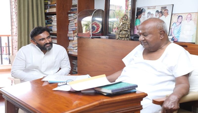 Dr K Sudhakar Met with HD Devegowda and HD Kumaraswamy For Lok Sabha Elections 2024 grg 