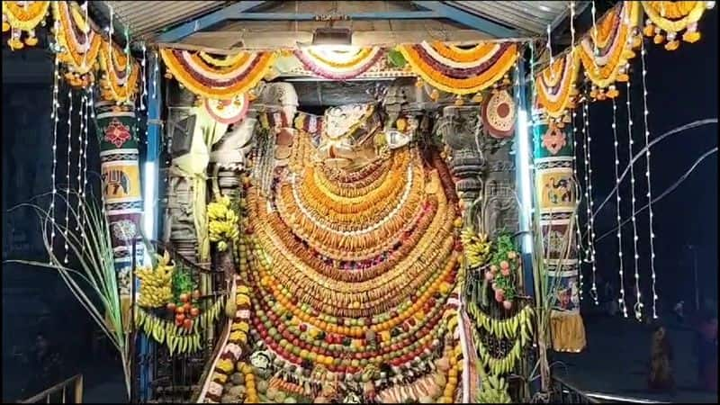 nandi statue decorated by sweets and fruits at annamalaiyar temple for mattu pongal in thiruvannamalai district vel