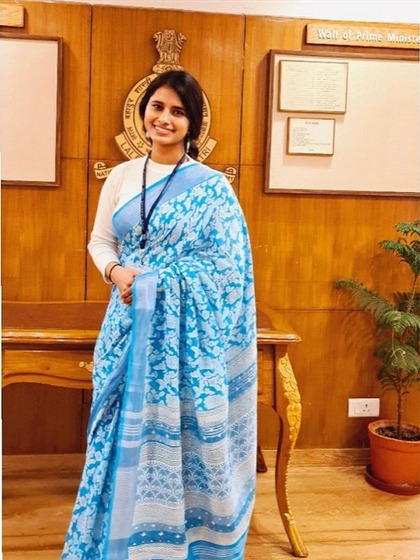 <p>विशाखा यादव का जन्म दिल्ली में हुआ। वहीं से पढ़ाई पूरी की। दिल्ली टेक्नोलॉजिकल यूनिवर्सिटी से इंजीनियरिंग की डिग्री ली।</p>
