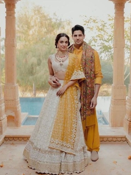 <p>लस्ट स्टोरी के सेट पर मुलाकात के दौरान सिद्धार्थ को कियारा पहली नजर में पसंद आ गई थी उन्होंने दिल में सोच लिया था की एक दिन वह कियारा को अपनी दुल्हन बना कर रहेंगे।</p>

<p><br />
 </p>
