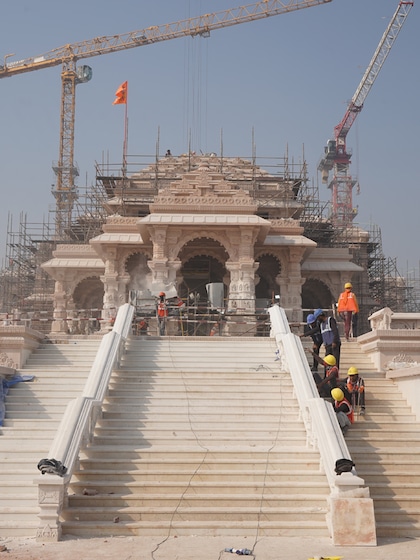 <p>राम मंदिर प्राण प्रतिष्ठा से भारत नहीं बल्कि दुनियाभर के देशों में अयोध्या इस वक्त केंद्र बिंदु बनी हुई है। हर कोई इस ऐतिहासिक क्षण का गवाह बनने के लिए उत्सुक है।<br />
 </p>
