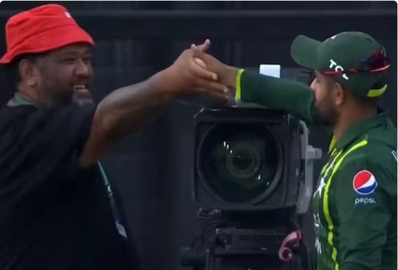 NZ vs PAK, 2nd T20I: Babar Azam's reaction after Daryl Mitchell's six hits camera goes viral (WATCH) snt