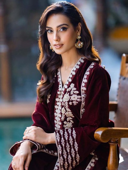 Iqra Aziz (@iiqraaziz)