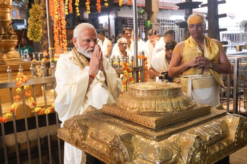 PM Modi offers prayers in Guruvayur Temple (WATCH)