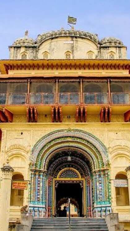 <p>शहर के उत्तर-पूर्व में स्थित कनक भवन अनूठी कलाकृति के लिए प्रसिद्ध है। कथाओं के अनुसार माता कैकेयी ने माता सीता को कनक भवन मुंह दिखाई पर दिया था। <br />
 </p>

