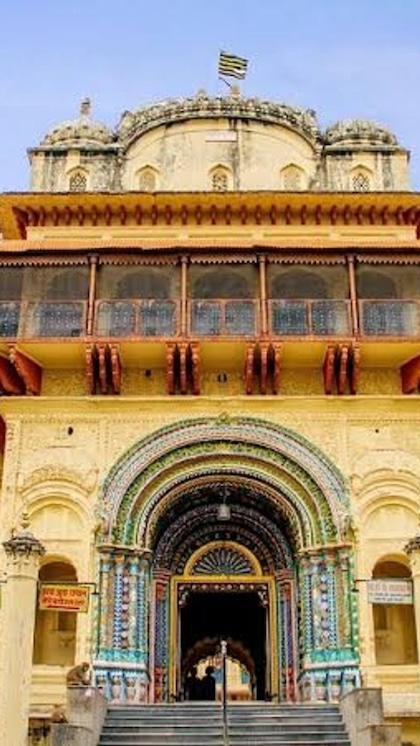<p>शहर के उत्तर-पूर्व में स्थित कनक भवन अनूठी कलाकृति के लिए प्रसिद्ध है। कथाओं के अनुसार माता कैकेयी ने माता सीता को कनक भवन मुंह दिखाई पर दिया था। <br />
 </p>

