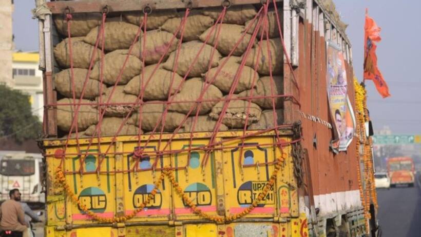 राम भक्तों के लिए कन्नौज से 400 बोरी आलू पहुंचा अयोध्या 