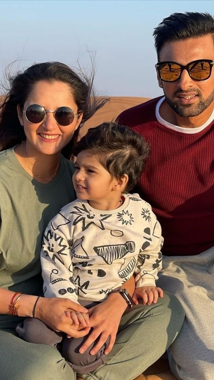 <p>सानिया और शोएब की तलाक की खबरें तब और सच लगने लगी जब बीते दिनों सानिया ने सोशल मीडिया एकाउंट से सोएब के साथ की सारी तस्वीरें डीलीट कर दीं। <br />
 </p>

