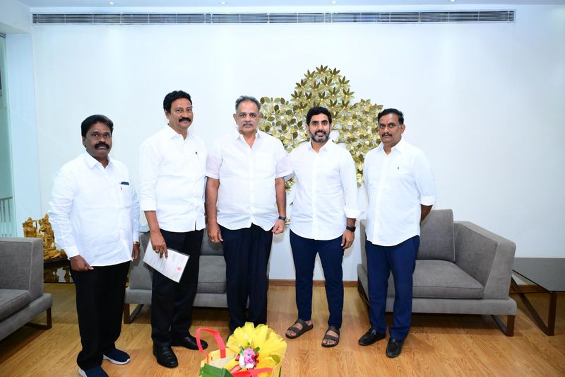 vijayawada city ysrcp president boppana bhava kumar meets tdp leader nara lokesh ksp