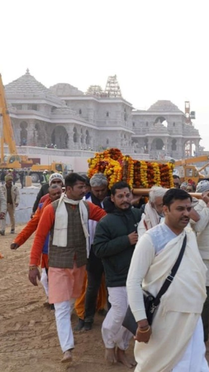<p>प्राण प्रतिष्ठा से पहले मंदिर में भगवान राम के बाल स्वरूप की  प्रतीकात्मक मूर्ति का भ्रमण कराया गया। मूर्ति को फूलों से संजी पालकी में लाया गया था।<br />
 </p>
