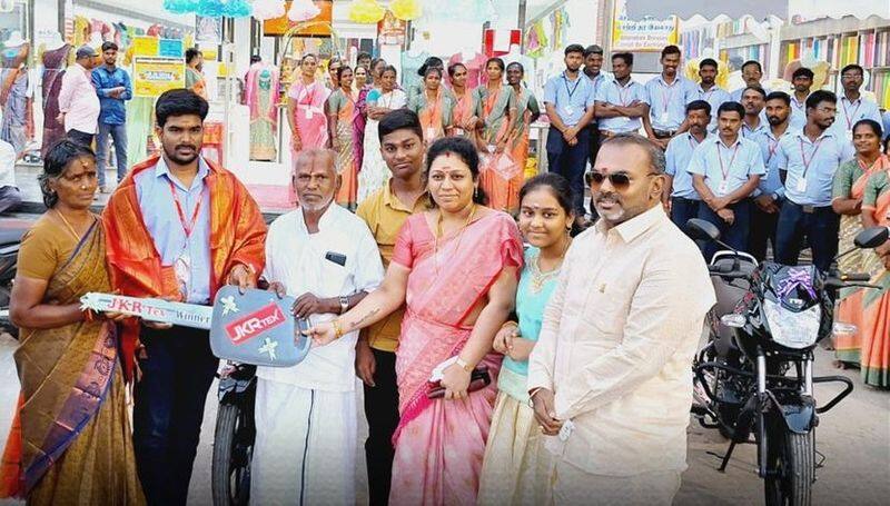 Kallakurichi textile owner gave new bikes to employees as pongal gifts sgb