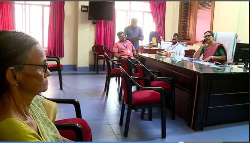 75 year old woman indefinite protest in front of Thoppuzha taluk office her complaint in Navakerala Sadas was not resolved 