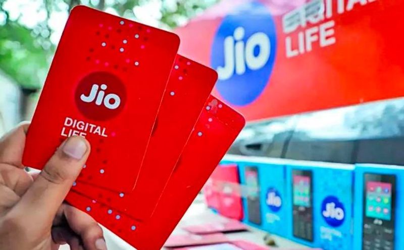 Akash Ambanis Reliance Jio offering more benefits than Airtel under Rs 250 Unlimited 5G data Vin