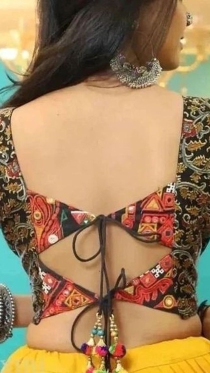 <p>बैक डिजाइन के लिए आप टू स्टेप ट्राइंगल बैक डिजाइन चुनें। ये डिजाइन सिंपल साड़ी के साथ भाती है। आप प्रिंटेड और प्लेन साड़ी के साथ पहनें। यहां पर लटकन और डोरी दोनों लगवा सकती हैं।</p>
