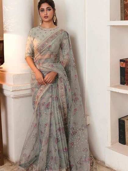 <p>सजल ने ग्रे कलर की ऑर्गेनसा साड़ी पहनी है जिस पर सिक्विन वर्क है। ड्रॉप डाउन इयररिंग में वह कमाल लग रही है। इस साड़ी को भी क्रिएट करके आप बहुत ग्रेसफुल लगेंगी।</p>
