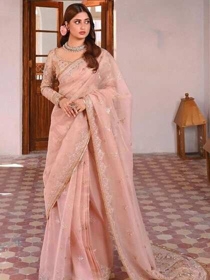 <p>पिंक कलर की ऑर्गेनसा साड़ी पर गोटा पट्टी वर्क है। सजल ने गले में सिल्वर चोकर लिया है। खुले बालों में उन्होंने गुलाब का फूल लगाया है। इस साड़ी में लोग आपकी सिर्फ तारीफ करेंगे</p>
