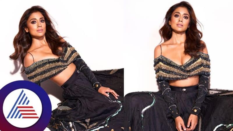 south beauty actress shriya saran latest black color photoshoot trending in internet gvd