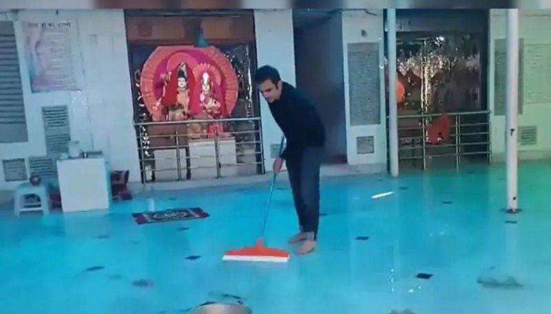 BJP MP Gautam Gambhir Cleans Delhi Temple As Part Of Swachchata Abhiyan kvn