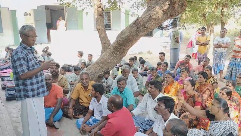 Government school students protest for reinstatement of teacher who transferred to another school in Trichy vel