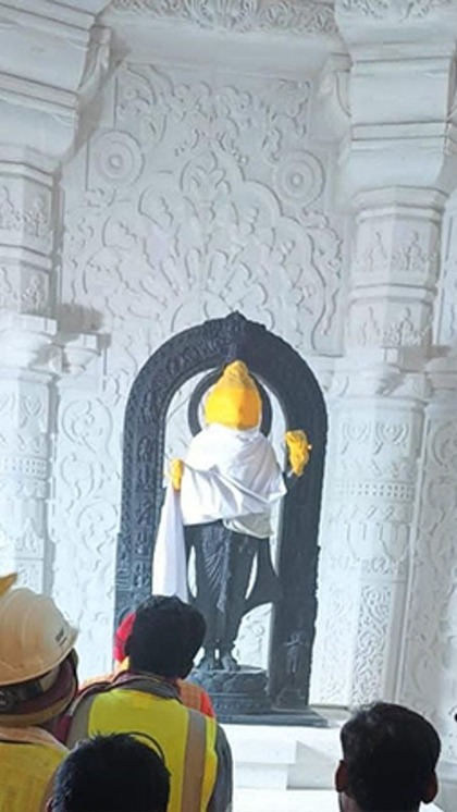 <p>बीते दिन जो तस्वीर सामने सामने आई थी। उसमें उनकी मूर्ति सफेद कपड़े से ढकी थी। मैसूर के मूर्तिकार योगीरज द्वारा बनाई गई 51इंच की रामलला की मूर्ति को गुरुवार तड़के मंदिर लाया गया था।<br />
 </p>
