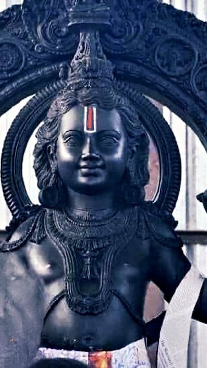 Ayodhya: मोहक मुस्कान हाथ में धनुष-बाण, सामने आई रामलला की पहली तस्वीर