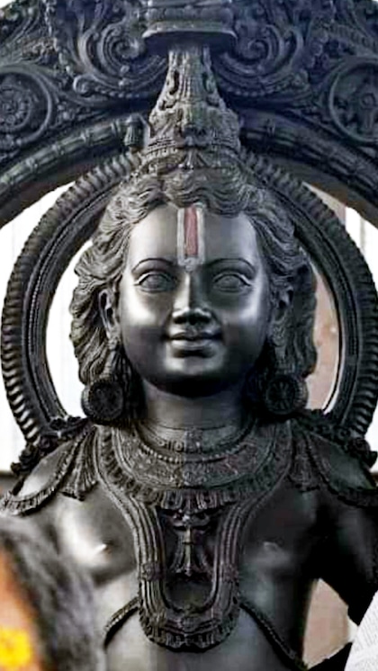 <p>रामलला की मोहक तस्वीर सामने आई है। जहां मंद मुस्कान,धनुष-बाण मन मोह रहे हैं।  दर्शन के लिए भक्त आ रहे हैं। इन्ही मे है 15 साल के विकास कश्यप जो स्केटिंग करते हुए अयोध्या पहुंचेगे।</p>
