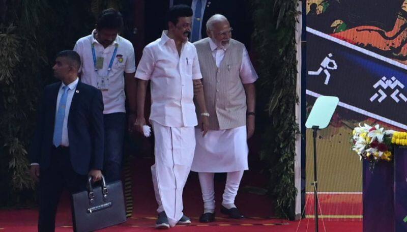 Kehlo India Chief Minister Stalin stumbled while entering stage PM Modi held his hand ans