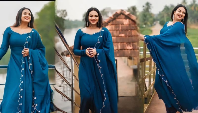 saranya anand aka devika Beautiful Malayalee look pictures in blue dress vvk