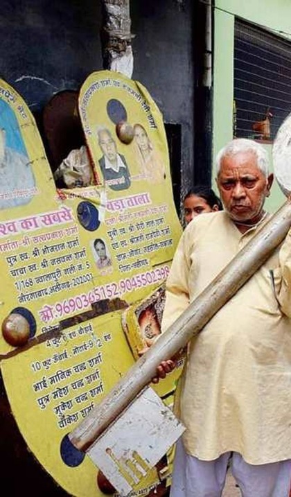 <p>राम मंदिर के लिए बनाए गए इस ताले को अलीगढ़ के कार्सी क्षेत्र के ज्वालापुरी इलाके के रहने वाले सत्यप्रकाश शर्मा ने बनाया है।</p>
