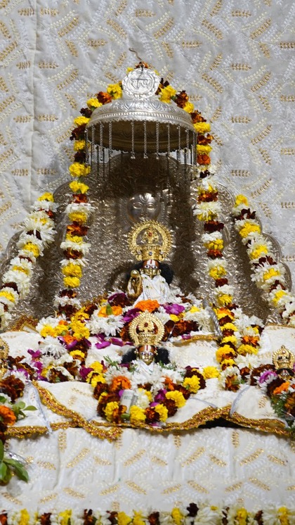 <p>राम मंदिर प्राण प्रतिष्ठा का न्योता बड़े-बड़े हस्तियों को दिया गया है ऐसे में उम्मीद की जा रही है इस समारोह में कई बड़ी हस्तियां भी शामिल हो सकती है।</p>
