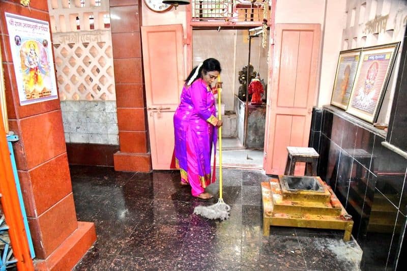 governor tamilisai soundararajan did cleaning work at hanuman temple in telangana vel