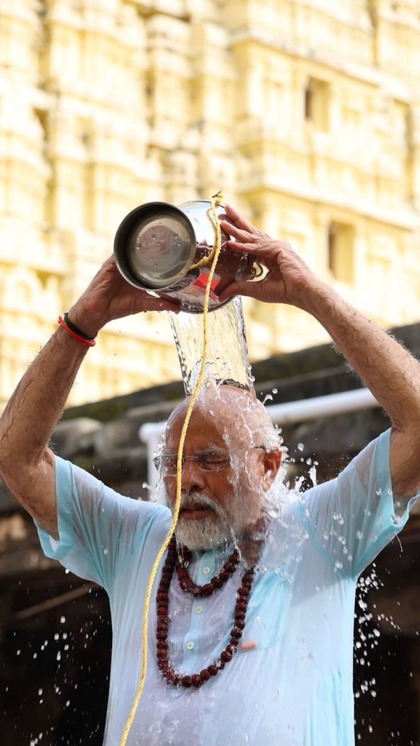 <p>पीएम मोदी तमिलनाडु के रामामेश्वरम के रामनाथपुरम जिले में स्थित रामानाथस्वामी मंदिर पहुंचे। प्रधानमंत्री मंदिर में भजनों को सुनते देते दिखे।</p>

