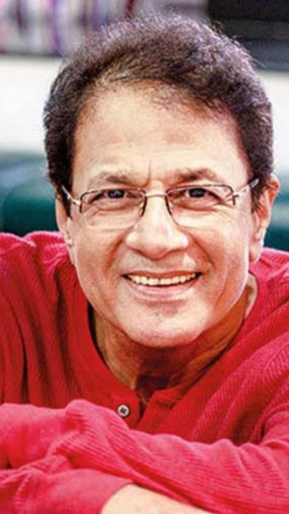 <p>अरुण गोविल यानी रामायण के राम अपनी निजी जिंदगी में लग्जरी लाइफ जी रहे हैं। शानदार घर और परिवार के साथ वह रह रहे हैं। </p>
