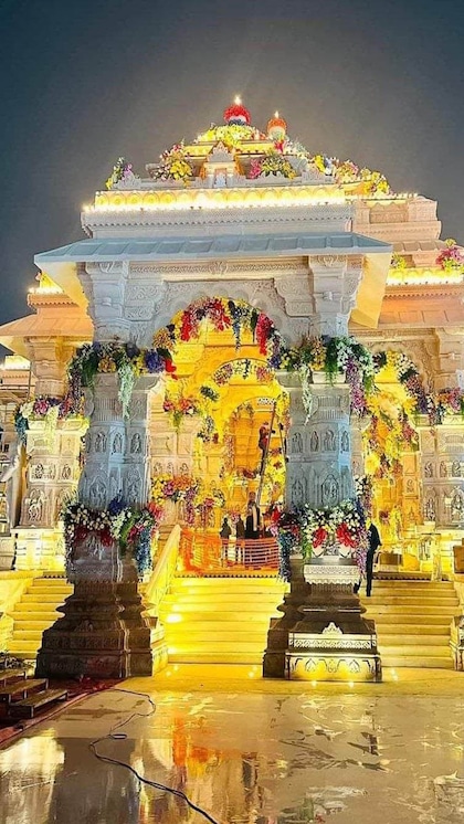 <p>राम मंदिर की प्राण प्रतिष्ठा में कुछ घंटे का ही समय शेष रह गया है 22 जनवरी को पीएम मोदी भी इस ऐतिहासिक पल का गवाह बनेंगे। बीच अयोध्या नगरी दुल्हन की तरह सज चुकी है।</p>
