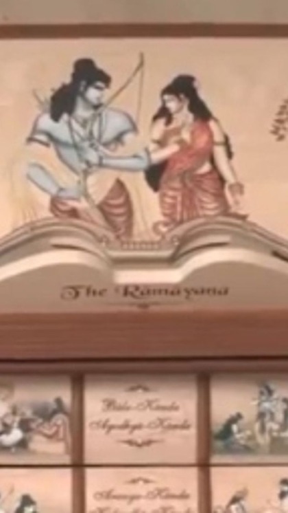 <p>इसी बीच रामनगरी अयोध्या में 45 किलो की रामायण आकर्षण का केंद्र बनी हुई है जिसे डिस्प्ले पर लगाया गया है बताया जा रहा है इसकी कीमत 1 लाख 65 हजार रुपए है।<br />
 </p>
