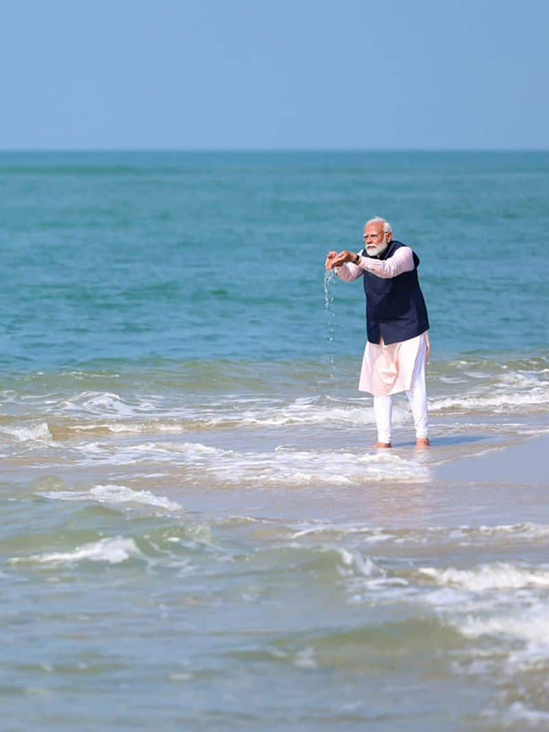 Prime Minister Modi offered prayers by sprinkling flowers on Arichal Munai beach-rag