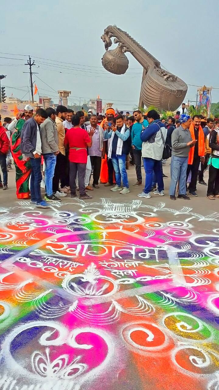 Ram Mandir: Sunil Kumar from Maharashtra is making Rangoli with 2000 kg of rangoli powder in Ayodhya anr