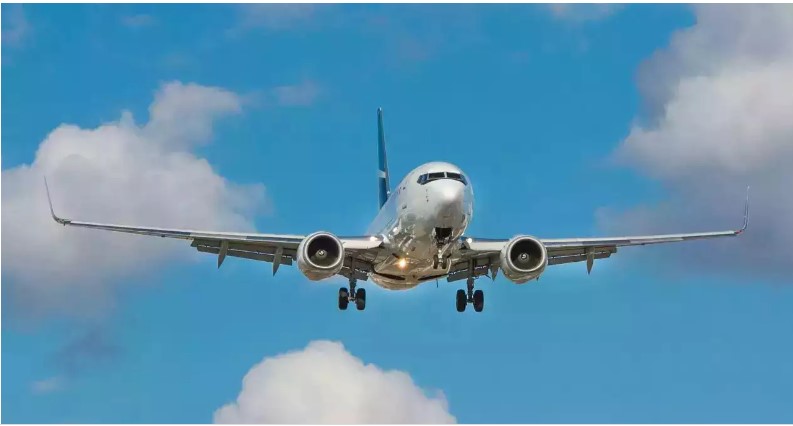 Airline starts weighing passengers at the gate before boarding the plane etj