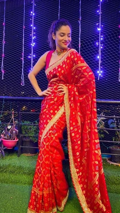 <p>नई दुल्हनों पर चुनरी रेड साड़ी खिलती है। आप अंकिता की तरह चुनरी रेड साड़ी को बेल्ट संग वियर करें। मेकअप मिनिमल और लिपस्टिक का कलर न्यूड रखें।</p>

