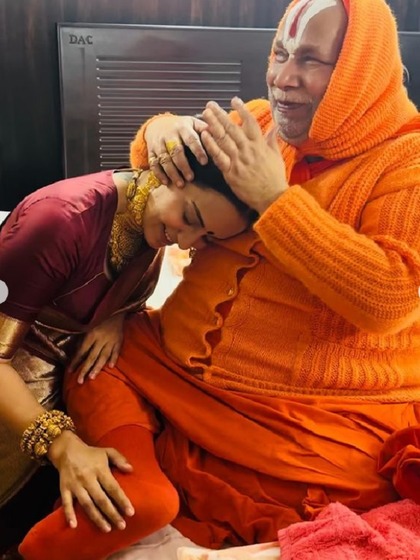 <p>वहीं कंगना रनौत को श्री रामभद्राचार्य ने आशीर्वाद दिया। जिसकी तस्वीरें उन्होंने अपने सोशल मीडिया एकाउंट से शेयर की है। <br />
 </p>
