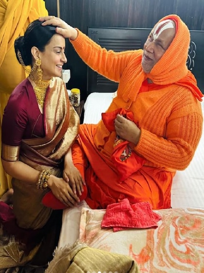<p>वहीं राम मंदिर प्राण प्रतिष्ठा में शामिल होने पहुंची कंगना ने सबसे पहले परमपूज्य श्री रामभद्राचार्य जी से मुलाकात कर उनका आशीर्वाद लिया।<br />
 </p>
