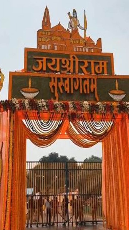 <p>राम मंदिर पिलिर द्वार निर्मित है। जहां पहले तल में 160,दूसरे में 132 और तीसरे में 74 पिलर बनाएं गए हैं। <br />
 </p>
