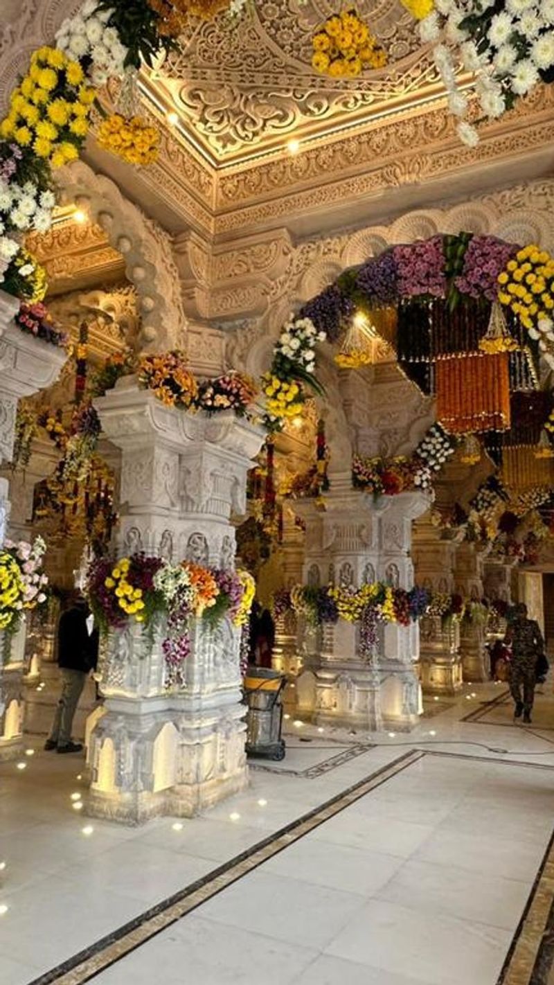तस्वीरों में राम मंदिर की सजावट देखते ही बनती है।