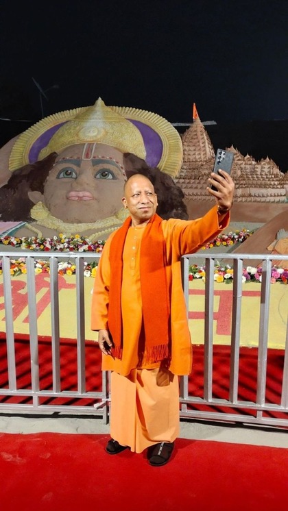 <p>रेत से बनी भगवान राम की विशालकाय आकृति को देखकर सीएम योगी आदित्यनाथ भी उत्साहित हो गए। उन्होंने रेत पर राम की अद्भुत आकृति के साथ सेल्फी भी ली। <br />
 </p>
