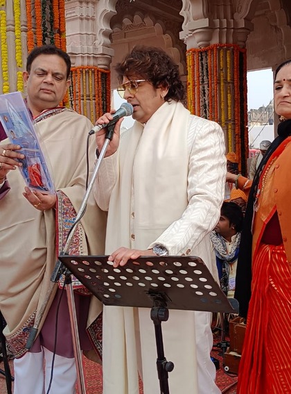 <p>राम मंदिर परिसर में गायक सोनू निगम ने मधुर भजन सुनाकर मनोहर प्रस्तुति दी। </p>
