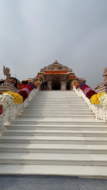 <p>राम मंदिर की प्राण प्रतिष्ठा है। ऐसे में अयोध्या में दिग्गज वीआईपी मूमेंट भी देखने को मिल रहा है। बॉलीवुड के तमामत सितारों के साथ अंबानी फैमली भी राम ंमंदिर पहुंची। </p>
