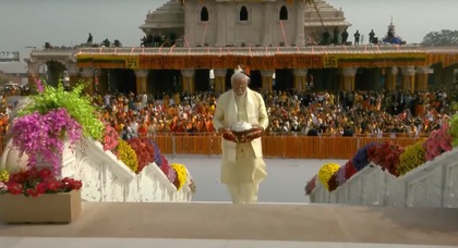 <p>इस क्षण का इंतजार हर देशवासी को था वो आ चुका है। प्रधानमंत्री मोदी गृभगह में पहुंच चुके हैं। प्राण प्रतिष्ठा के लिए अनुष्ठान शुरू हो चुका है। </p>
