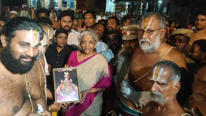 central finance minister nirmala sitharaman did special prayer at kanchipuram varadaraja perumal temple vel